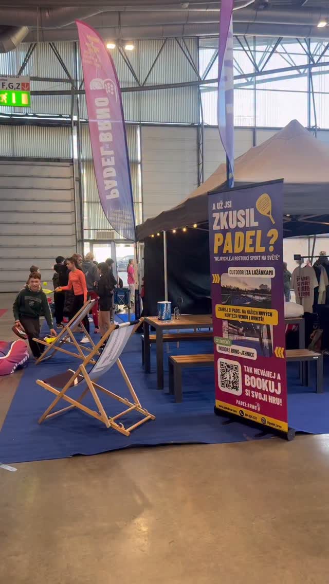 PADEL poprvé na Life! Festivalu @bvvlife děti baví, a nás taky!🫶🏻🎾 tak co? Už máš booklý kurt na nejrychleji rostoucí sport na světě?😜 
.
#padelbrno #padel #bvvlife