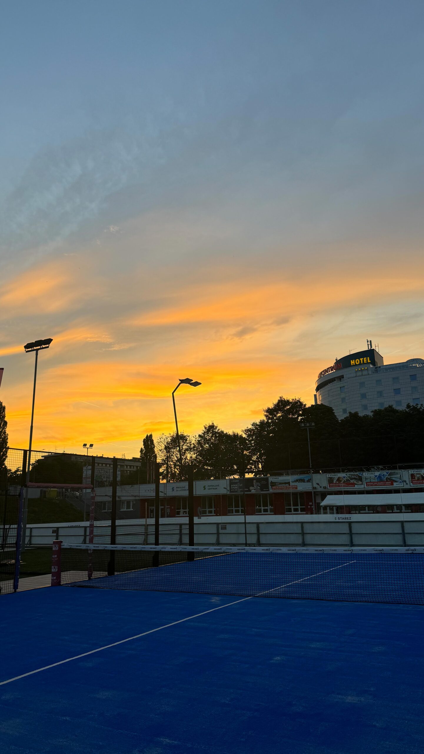 Březen = na outdoor padel vlezem🤩🎾 počasí přeje tak dorazte Za Lužánky na Padel, je to tu ready🌟 
.
#padelbrno