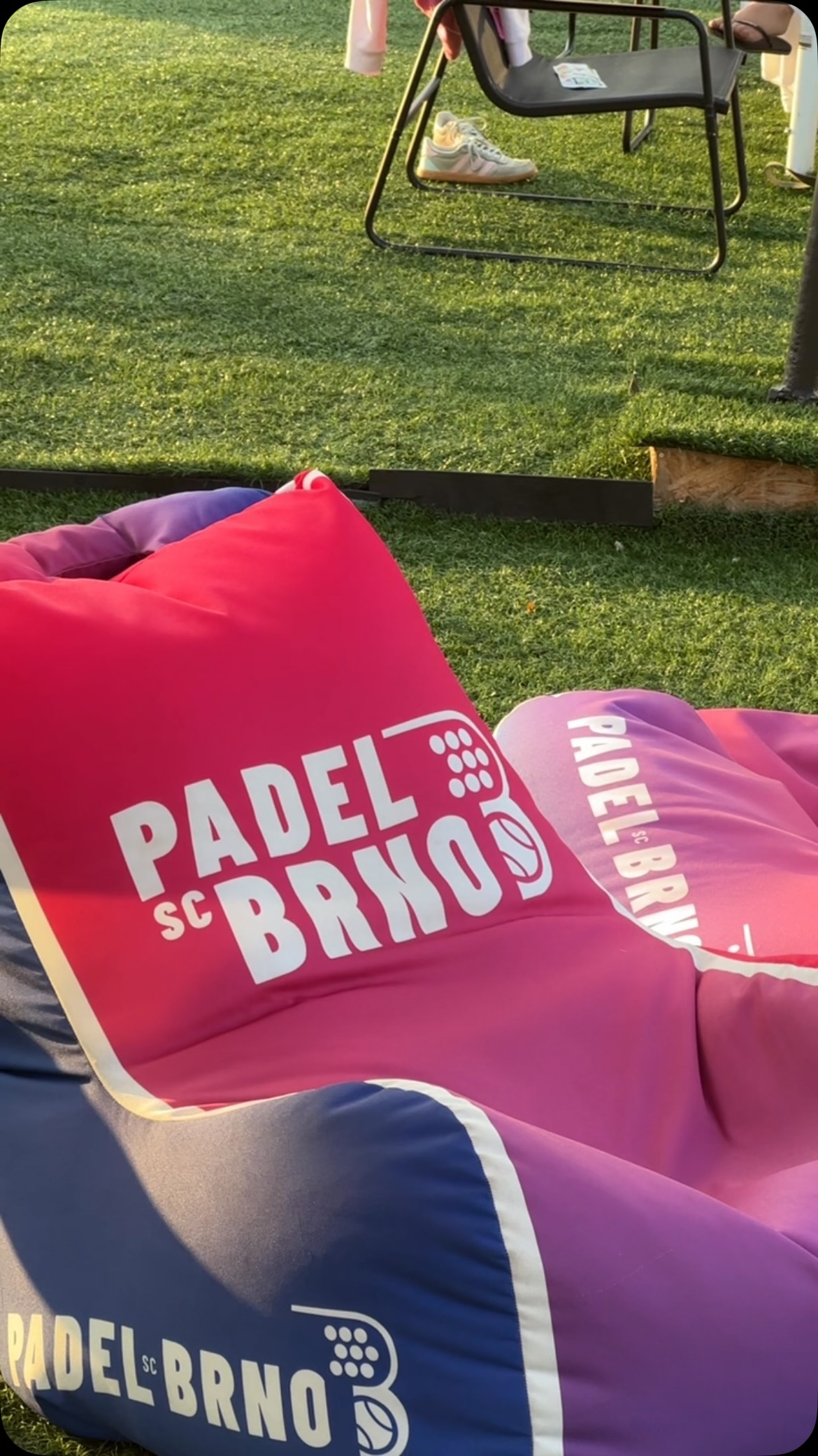 summer looks better from the court! 🎾☀️
přijď si k nám užít letní atmosféru, na chvíli vypnout hlavu a zahrát si s kámošema.
link na rezervaci najdeš v biu🫶🏼